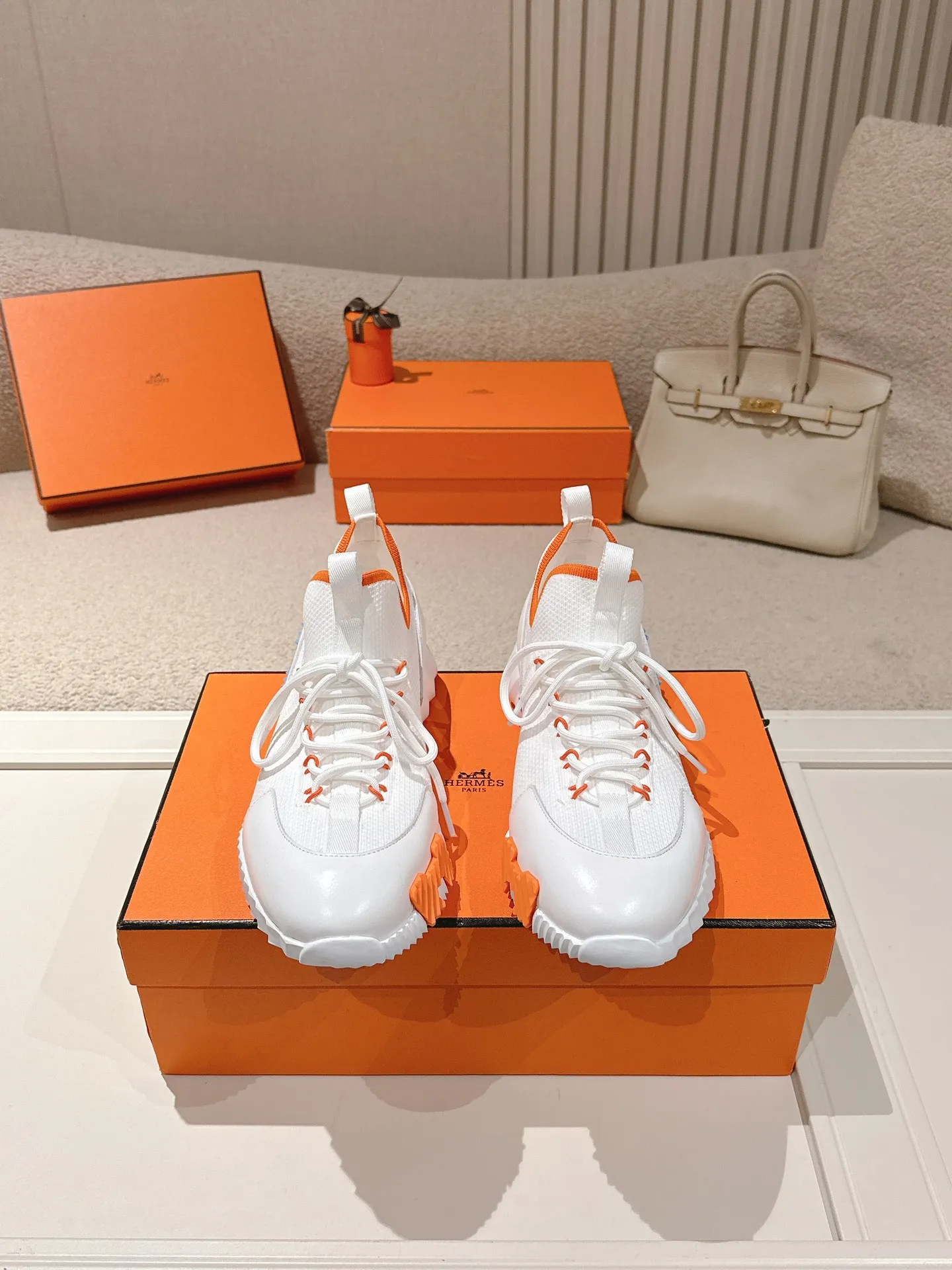 Men's men's shoes 600💰 Hermes top version # Hermès H family classic couple's casual sports shoes Couple's casual sports dad shoes combine high-tech canvas and suede goatskin, and are decorated with an exaggerated "H" letter on the rubber sole. The italic design and bright colors show vitality and continue the brand's design inspiration. Stroll around the city lightly and feel free and comfortable. Exquisitely packaged at the delivery counter 🛍📦 Fabric: Original special material and cow suede/cowhide Lining: Customized breathable mesh Outsole: Open-molded TPU+rubber foam material Bottom thickness: 3CM Size: 35-45
